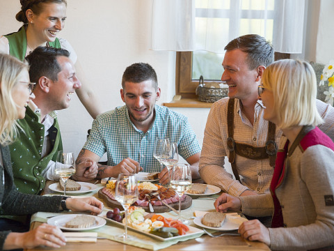 Mostbaronjause beim Heurigen