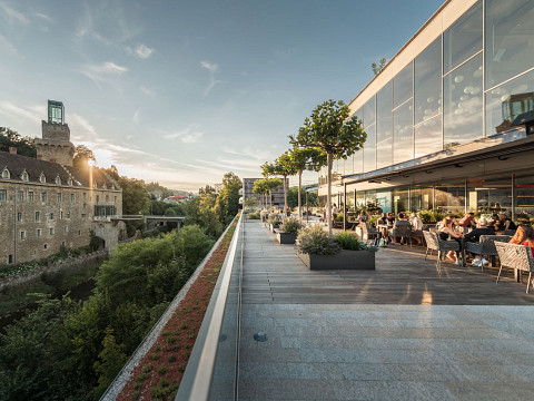 Mostbaron-Cocktails mit Aussicht im Schloss an der Eisenstrasse 